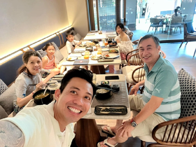 Ba thế hệ trong gia đình doanh nhân Minh Nhựa đang dùng bữa tại Regent Phu Quoc (Ảnh: FB Phạm Trần Nhật Minh)