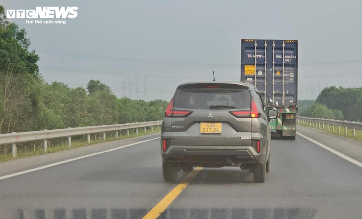 Một số phương tiện bất chấp nguy hiểm mà phóng nhanh, vượt ẩu trên cao tốc Cam Lộ - La Sơn.