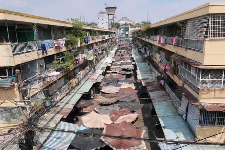 Cụm chung cư Ngô Gia Tự, Quận 10 đã được xây dựng hơn 50 năm và xuống cấp suốt thời gian dài. (Ảnh: Hữu Huy)