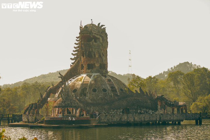 Nước tại Hồ Thuỷ Tiên hiện còn ở mức cao nên chưa thể thực hiện việc tháo dỡ thuỷ công hình rồng nổi tiếng ma mị. (Ảnh: Phan Cường)