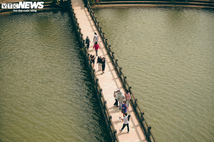 Thời điểm trước và sau Tết Nguyên đán Giáp Thìn, lượng du khách tìm đến thuỷ cung hình rồng trong công viên Hồ Thuỷ Tiên rất đông. (Ảnh: Phan Cường).