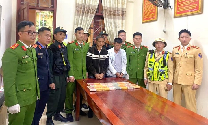 Hai đối tượng cùng tang vật tại cơ quan Công an