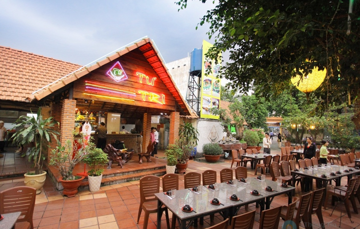 Nhà hàng Sân vườn Tư Trì.