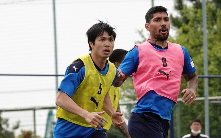 Công Phượng (trái) trong buổi tập của Yokohama FC.