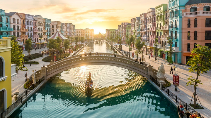 Phân khu The Venice tại Grand World, Ocean City tái hiện trọn vẹn không gian đậm chất châu Âu, nơi những chiếc thuyền Gondola cổ điển đưa du khách lướt nhẹ trên dòng sông biểu tượng.