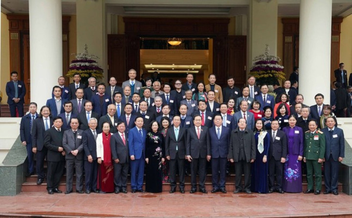 Lãnh đạo Đảng, Nhà nước chụp ảnh lưu niệm cùng các đại biểu trí thức, nhà khoa học, văn nghệ sĩ. Ảnh: Ngọc Thắng.