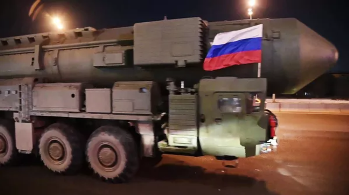 Tên lửa hạt nhân phóng từ hầm chứa rất dễ bị tấn công bằng tên lửa hành trình của đối phương. Ngược lại, ICBM Yars, được phóng từ phương tiện di động, hầu như không thể bị phát hiện trong lãnh thổ rộng lớn của Nga. (Ảnh: Sputnik/Bộ Quốc phòng Nga)