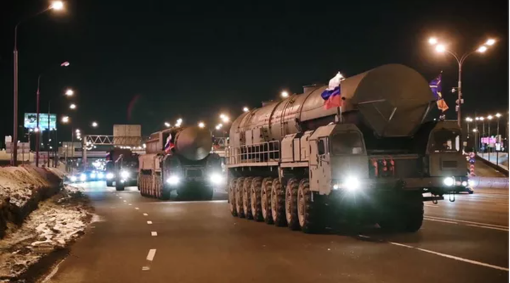 Tên lửa Nga xuất hiện trên đường phố.