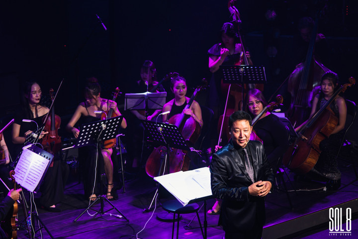 Nhạc trưởng Lê Phi Phi và Dàn giao hưởng Nhà hát Nhạc Vũ kịch Việt Nam trong buổi biểu diễn. (Ảnh: SOL 8)