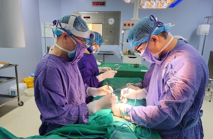 Kíp bác sĩ phẫu thuật cho bệnh nhân. (Ảnh: BVCC)