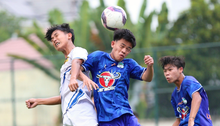 HAGL (xanh) đánh bại Huế.