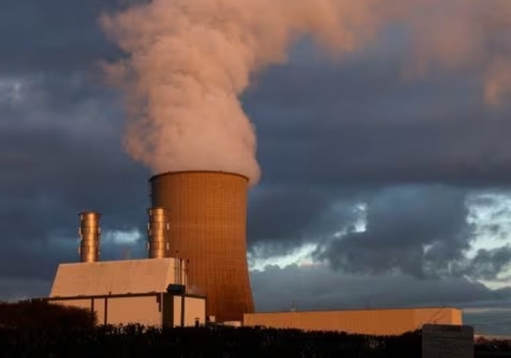 Khói bốc lên tại một nhà máy điện ở Drogenbos, Bỉ. (Ảnh: Reuters)