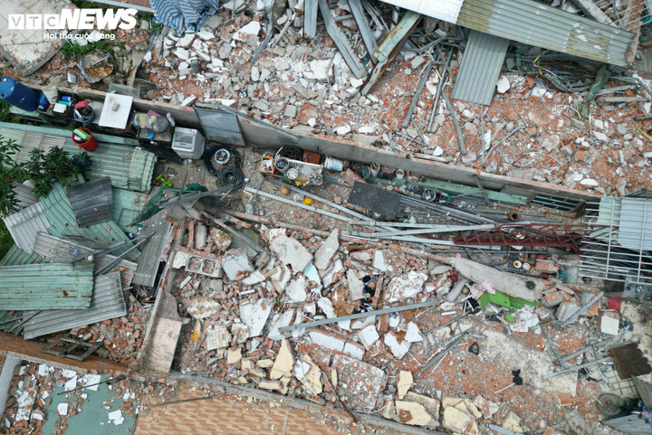 Những ngôi nhà xây dựng trái phép chỉ còn trơ khung, gạch đá ngổn ngang.