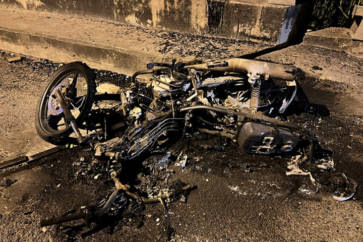 Chiếc xe máy của nạn nhân cháy trơ khung. (Ảnh: Mai Phong)