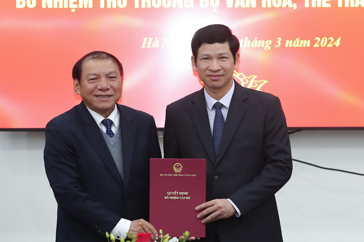 Bộ trưởng Văn hóa, Thể thao và Du lịch Nguyễn Văn Hùng trao quyết định bổ nhiệm cho Thứ trưởng Hồ An Phong hồi đầu tháng 3. (Ảnh: bvhttdl.gov.vn)