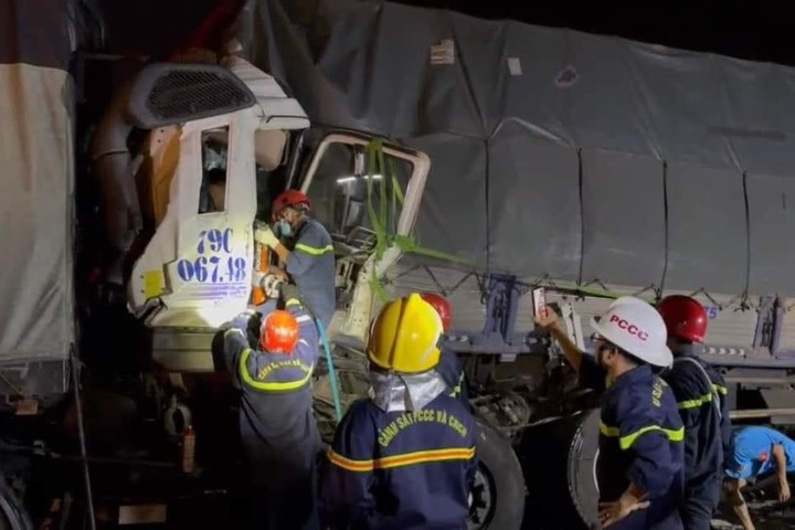 Lực lượng chức năng giải cứu các nạn nhân (Ảnh: D.T)