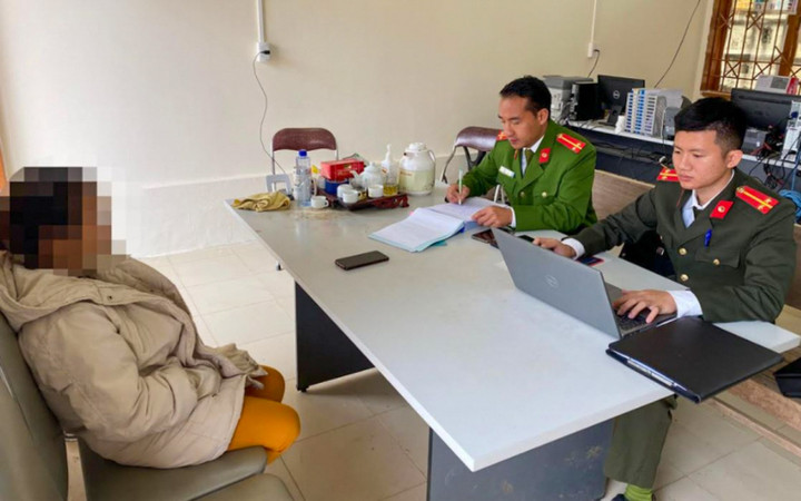 Vàng Thị Dúa tại cơ quan công an. (Ảnh: CACC)