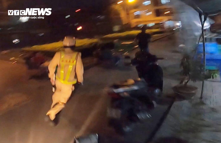 Người đàn ông bỏ xe máy, chạy lên chung cư trốn vì sợ đo nồng độ cồn.