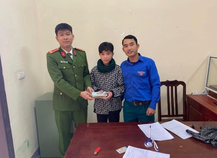 Sau khi nhặt được tiền, Dũng cùng người thân lên trình báo Công an xã để nhờ tìm người đánh rơi trả lại.