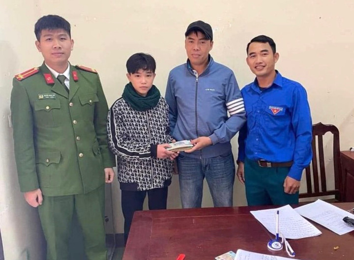 Công an xã sau đó phối hợp với em Vi Tiến Dũng trả lại cục tiền cho anh Trần Thọ Tuấn là người đã đánh rơi.