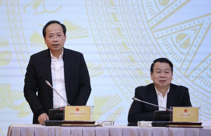Thứ trưởng Bộ GTVT Nguyễn Duy Lâm thông tin về tình hình đầu tư nâng cấp các tuyến đường bộ 2 làn xe. (Ảnh: VGP/Nhật Bắc)