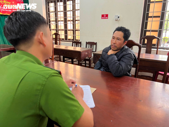 Cán bộ công an đang lấy lời khai của Ngô Phước. (Ảnh: CACC)