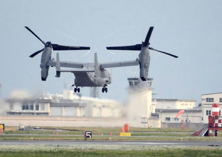 Máy bay V-22 Osprey của Không quân Mỹ cất cánh từ căn cứ tại Nhật Bản. (Ảnh: AP)