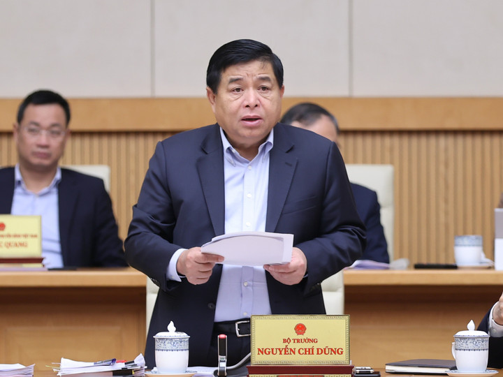 Bộ trưởng Bộ Kế hoạch và Đầu tư Nguyễn Chí Dũng trình bày báo cáo về tình hình kinh tế-xã hội tháng 2 và 2 tháng đầu năm 2024. (Ảnh: VGP/Nhật Bắc)