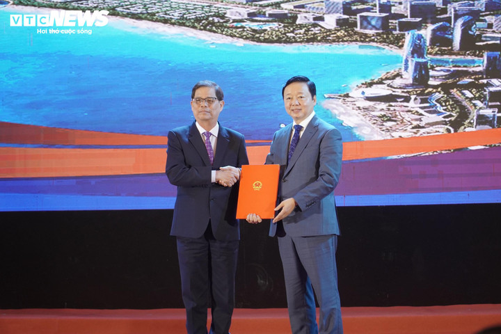 Phó Thủ tướng trao quyết định của Thủ tướng phê duyệt quy hoạch chung đô thị mới Cam Lâm đến năm 2045 cho Chủ tịch UBND tỉnh Nguyễn Tấn Tuân.