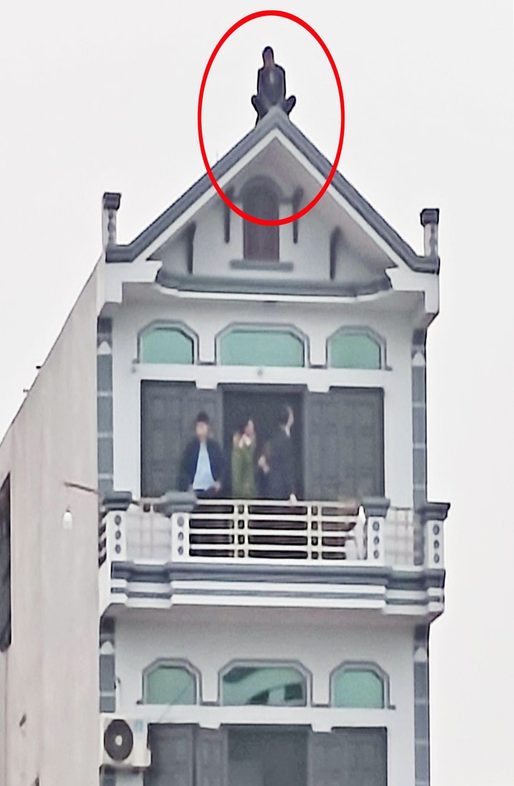 Nguyễn Văn Tích cố thủ trên nóc nhà nghỉ suốt hơn 3 giờ đồng hồ.