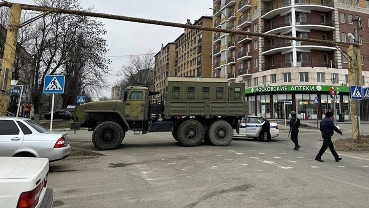 Cơ quan an ninh Nga vẫn phong tỏa nhiều tuyến đường ở Karabulak, thuộc Cộng hòa Ingushetia, sau cuộc đấu súng đêm 2/3. (Ảnh: iz.ru)