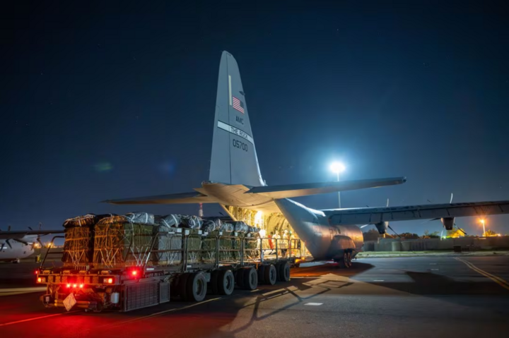 Hàng viện trợ được chất lên máy bay C-130 của Không quân Mỹ tại một địa điểm không được tiết lộ ở Tây Nam Á, ngày 1/3. (Ảnh: Reuters)