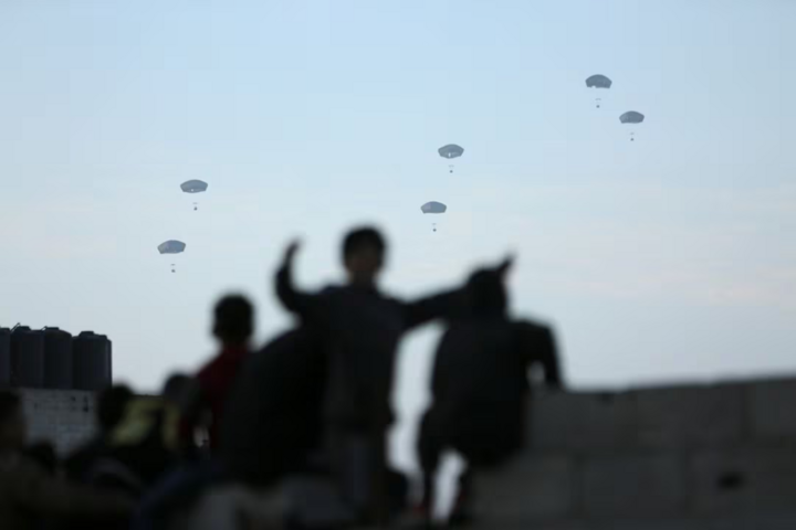 Các thùng hàng viện trợ đầu tiên của Mỹ được thả dù xuống Gaza, ngày 2/3. (Ảnh: Reuters)