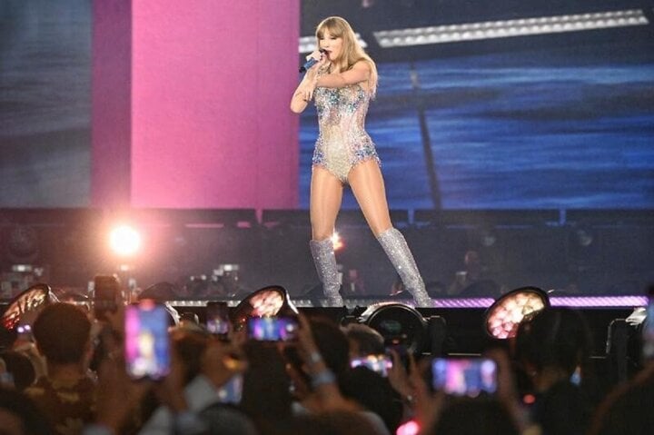 Taylor Swift tại đêm diễn đầu với 50.000 khán giả ở Singapore.