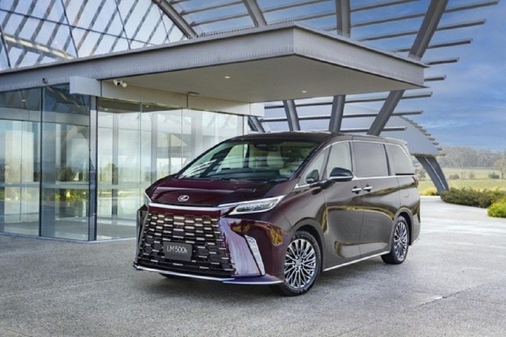 Lexus LM500h.