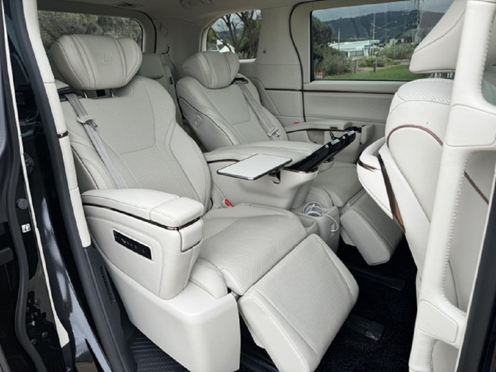 Hàng ghế thứ hai trên Lexus LM500h bản 4 ghế.