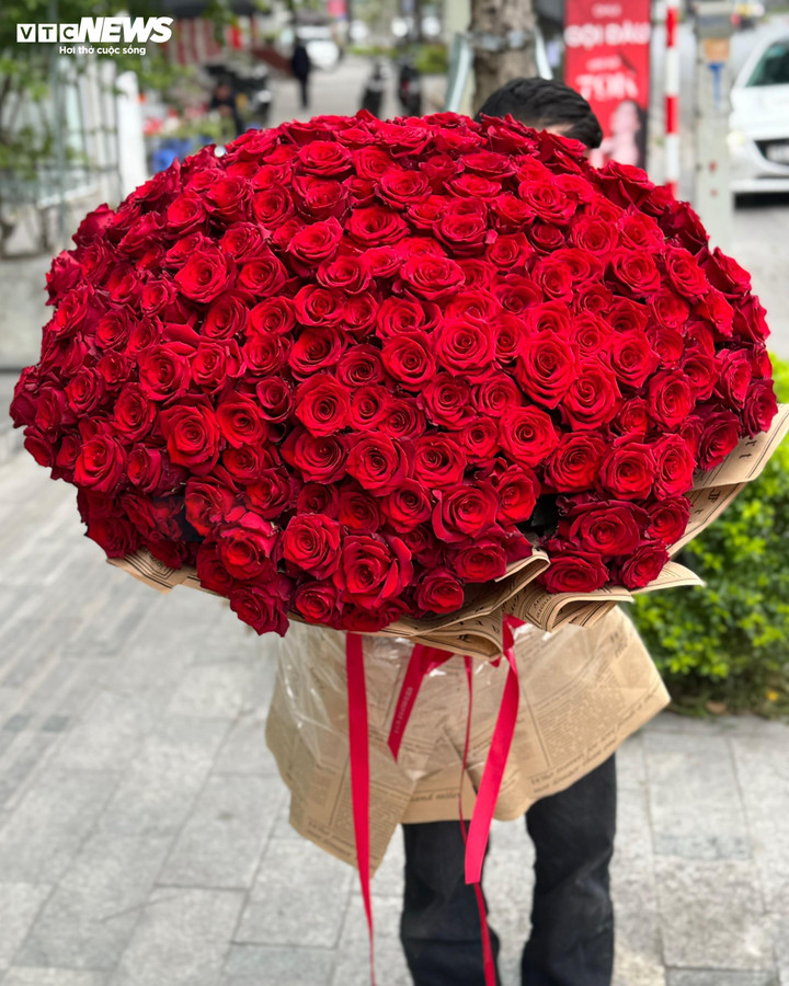 Bó hoa sau khi hoàn thiện có thể che kín người đứng phía sau. (Ảnh: NVCC)