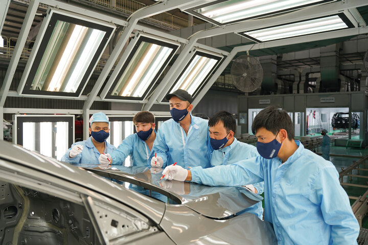 Các nhân sự công ty ADM tham gia khóa đào tạo sản xuất xe Kia tại nhà máy THACO Kia.