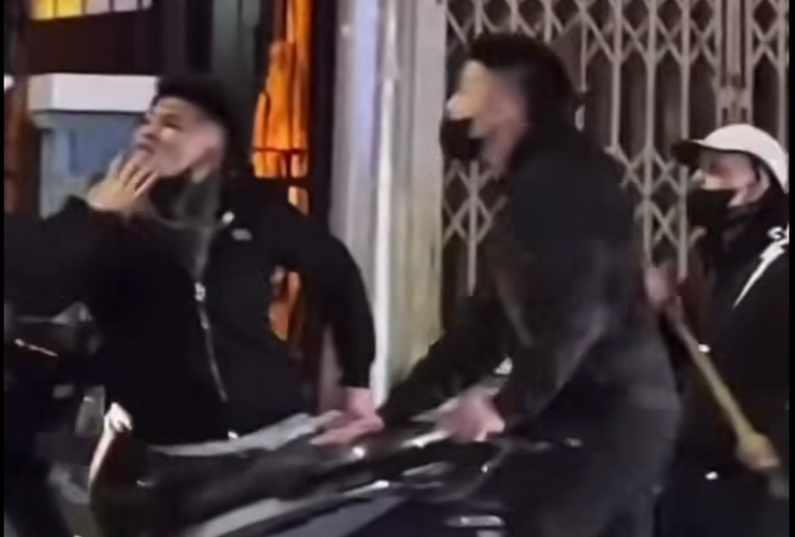 Nhóm thanh niên tham gia hỗn chiến. (Ảnh cắt từ clip)