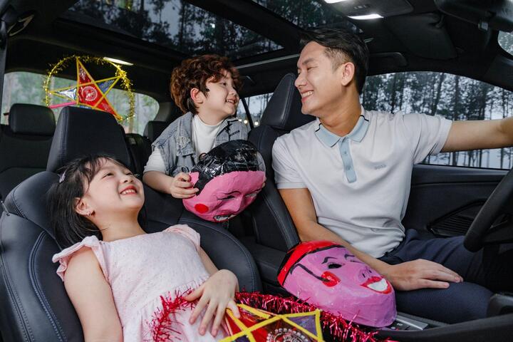 Kính trần xe toàn cảnh là điểm sáng của Yaris Cross.