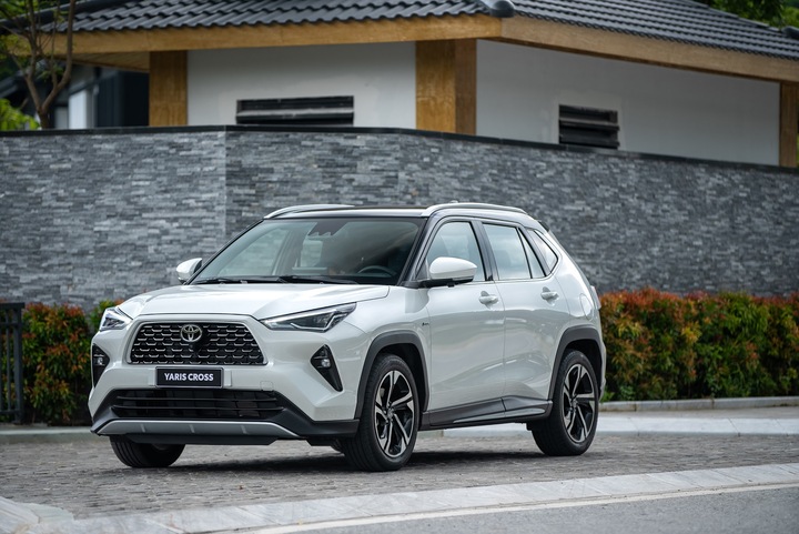 Yaris Cross có 2 phiên bản: xăng và Hybrid, giúp người dùng thoải mái lựa chọn phù hợp với lối sống cá nhân.