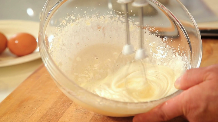 Bước đầu tiên của quy trình làm bánh là trộn hỗn hợp lòng đỏ, lòng trắng. (Ảnh: Lorca)