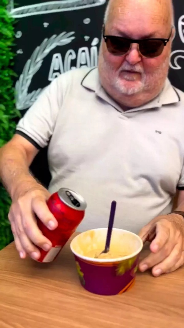 Cảnh ông Roberto Pedreira ăn kem trộn với Coca-Cola gây sốt mạng. (Ảnh: Cen)