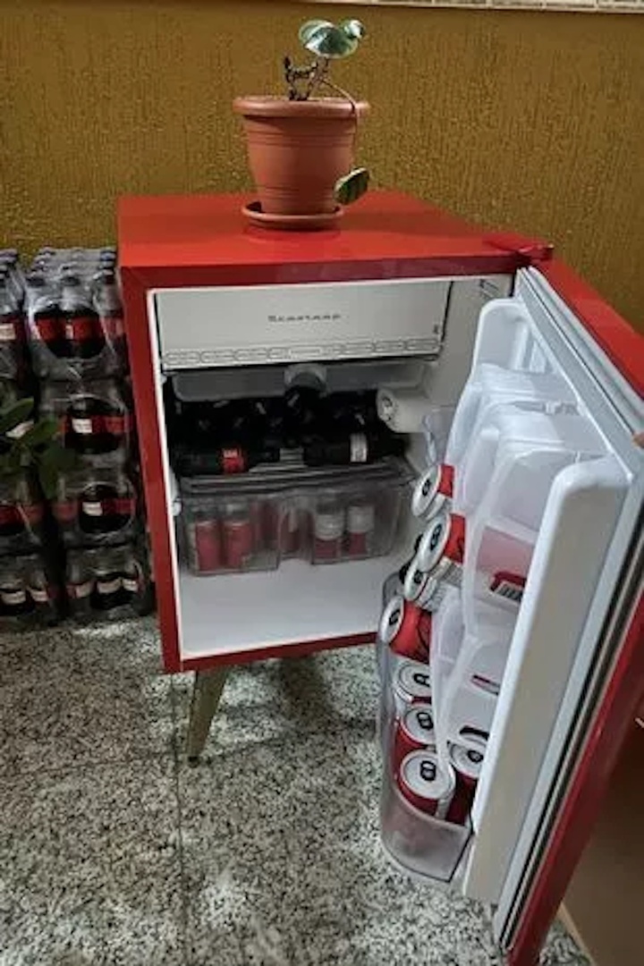 Chiếc tủ lạnh của ông Roberto chứa đầy Coca-Cola. (Ảnh: Cen)