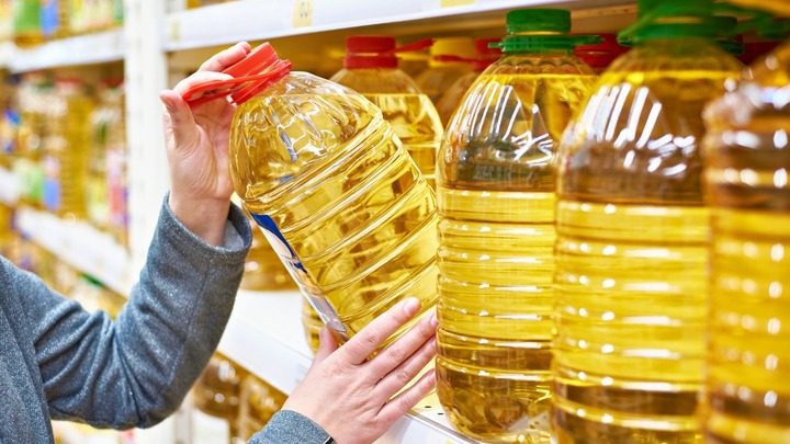 Khi mua dầu ăn cần phải chọn mua sản phẩm có thương hiệu và chú ý đến nhãn bao bì bên ngoài. (Ảnh: Timesofindia)