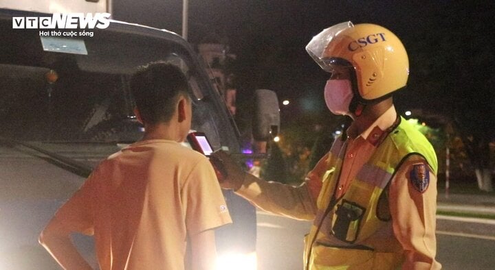 Cảnh sát Giao thông Công an TP Đà Nẵng kiểm tra nồng độ cồn người điều khiển phương tiện giao thông. (Ảnh: Xuân Tiến)
