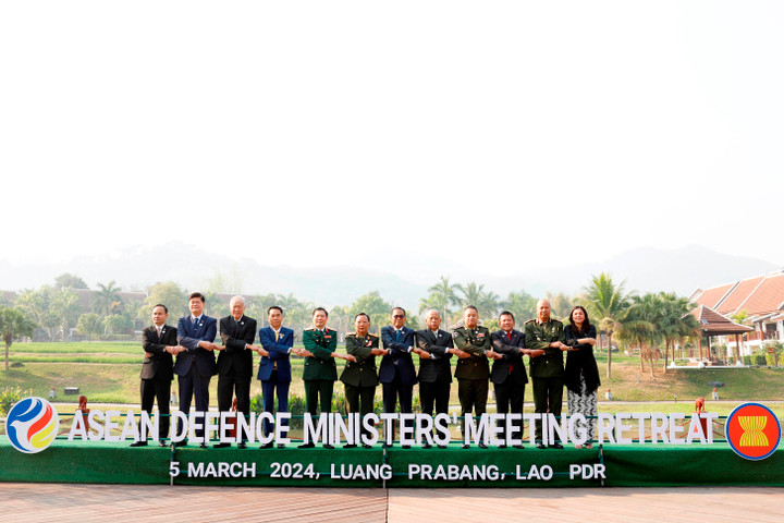 Các trưởng đoàn tham dự Hội nghị Bộ trưởng Quốc phòng ASEAN hẹp chụp ảnh lưu niệm theo kiểu ASEAN tại sự kiện.