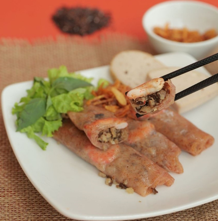 Bánh cuốn gạo lứt có màu đặc trưng. (Ảnh: B.L)