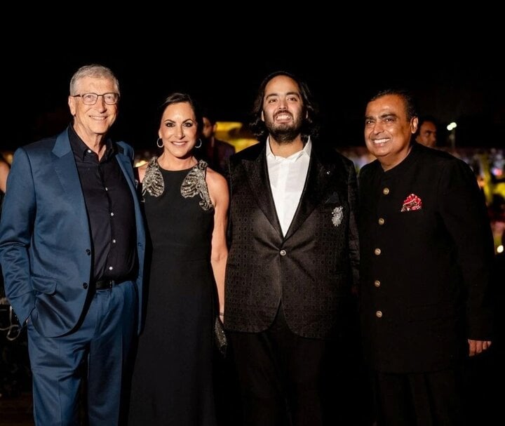 Tỷ phú Bill Gates (trái), bà Paula Hurd, doanh nhân Anant Ambani, tỷ phú Mukesh Ambani tại sự kiện "tiền hôn lễ" của con trai tỷ phú Mukesh Ambani. (Ảnh: Daily Mail).