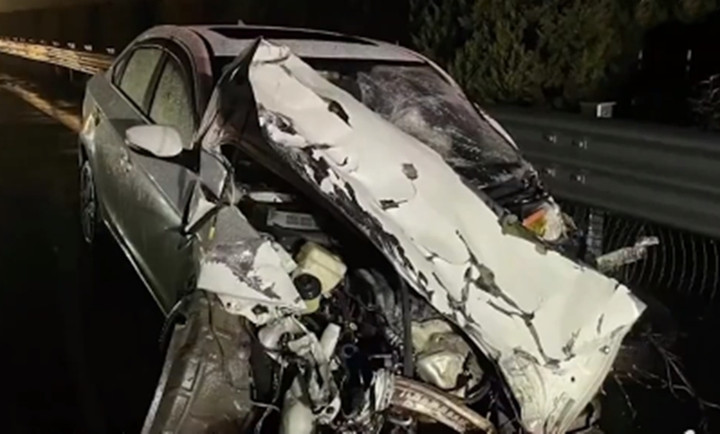 Chiếc xe của gia đình anh Trịnh bẹp rúm sau cú va chạm mạnh với xe tải.